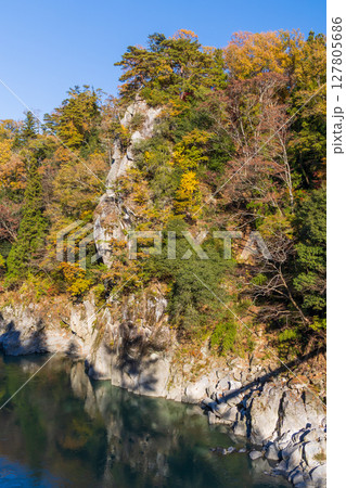 秋の長野県飯田市　紅葉の天龍峡　龍角峯（天龍峡十勝） 127805686