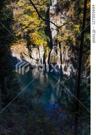 秋の長野県飯田市　紅葉の天龍峡 127805694