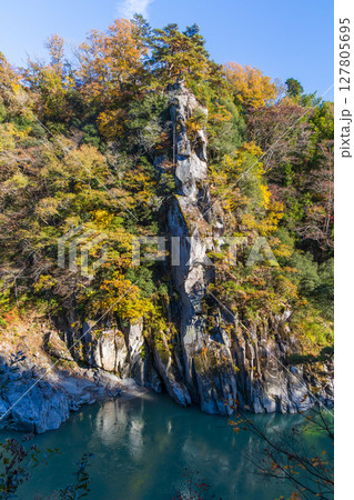 秋の長野県飯田市　紅葉の天龍峡　龍角峯（天龍峡十勝） 127805695
