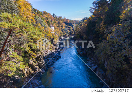 秋の長野県飯田市　紅葉の天龍峡 127805717