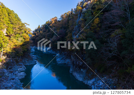 秋の長野県飯田市　紅葉の天龍峡 127805734