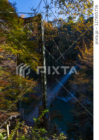 秋の長野県飯田市　紅葉の天龍峡　つつじ橋 127805736