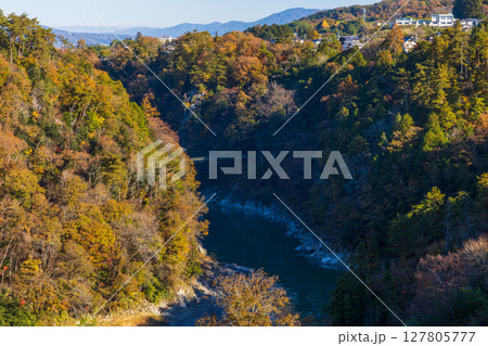 秋の長野県飯田市　紅葉の天龍峡　そらさんぽ天龍峡からの眺望 127805777