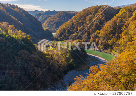秋の長野県飯田市　紅葉の天龍峡　そらさんぽ天龍峡からの眺望 127805787