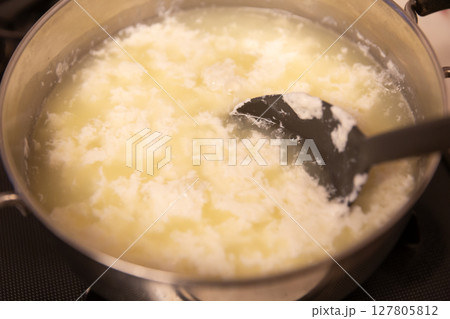 酢を加えて温めて分離した鍋の中の牛乳 ホエー 127805812