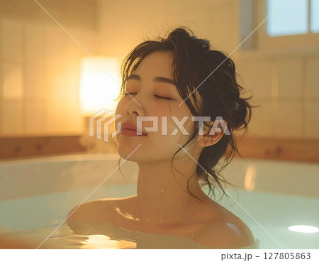 お風呂でリラックスする女性 127805863