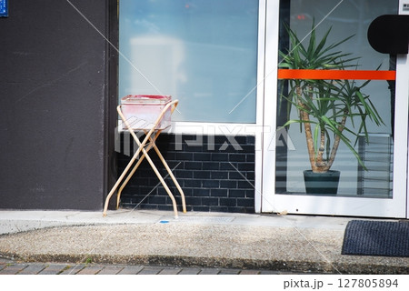 設置された灰皿 127805894