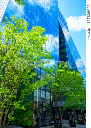 若葉と新緑の大名ガーデンシティ 127806096