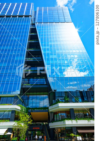 若葉と新緑の大名ガーデンシティ 127806100