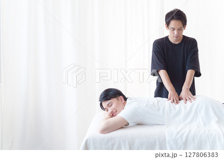 患者に施術する整体師 127806383