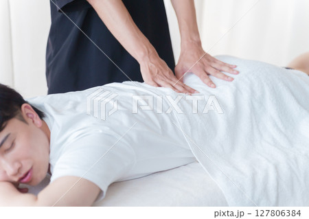患者に施術する整体師 127806384