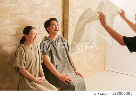 サウナに入るカップル・夫婦（ロウリュウ） 127806393