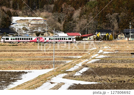 道の駅 遠野風の丘周辺の水田地帯から見える釜石線 127806692