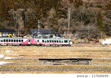道の駅 遠野風の丘周辺の水田地帯から見える釜石線 道の駅 遠野風の丘周辺の水田地帯から見える釜石線 127806699