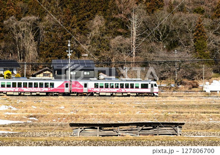 道の駅 遠野風の丘周辺の水田地帯から見える釜石線 127806700
