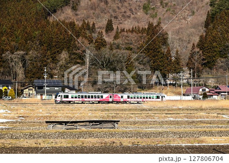 道の駅 遠野風の丘周辺の水田地帯から見える釜石線 道の駅 遠野風の丘周辺の水田地帯から見える釜石線 127806704