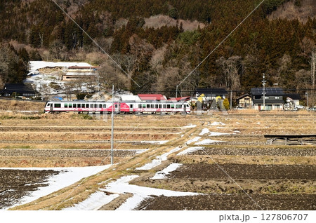 道の駅 遠野風の丘周辺の水田地帯から見える釜石線 127806707