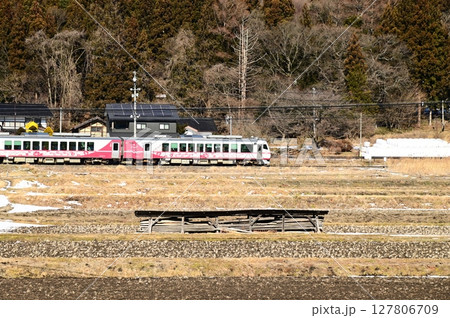 道の駅 遠野風の丘周辺の水田地帯から見える釜石線 127806709