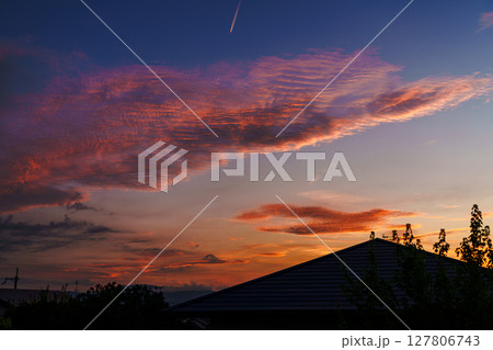 雨上がりの美しい夕焼け空 日没後の空に現れた茜雲③ 雨上がりの美しい夕焼け空 日没後の空に現れた茜雲③ 127806743
