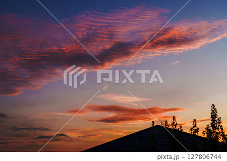 雨上がりの美しい夕焼け空　日没後の空に現れた茜雲➃ 127806744