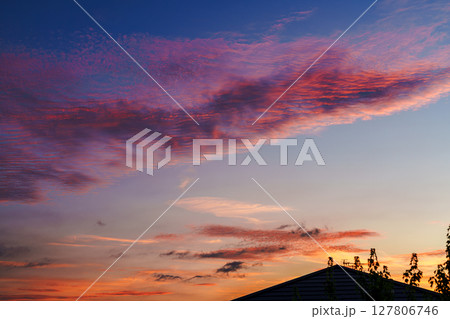 雨上がりの美しい夕焼け空　日没後の空に現れた茜雲➅ 127806746