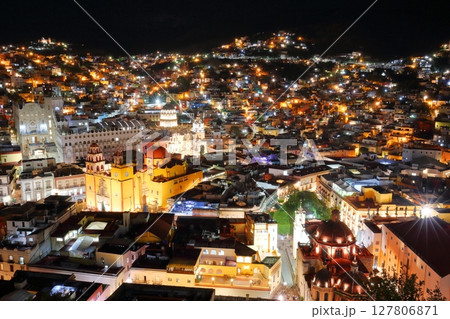 中米メキシコで最も美しい世界遺産の街グアナファトの街並み、夜景 127806871