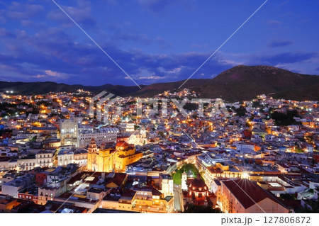 中米メキシコで最も美しい世界遺産の街グアナファトの街並み、夜景 127806872