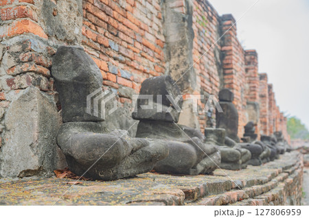 タイ　首のない仏像（アユタヤ） 127806959