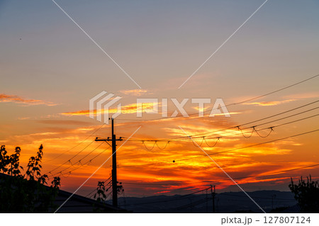 雨上がりの美しい夕焼け 日没後山際にミルフィーユのように重なった黄金雲① 雨上がりの美しい夕焼け 日没後山際にミルフィーユのように重なった黄金雲① 127807124