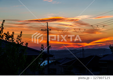雨上がりの美しい夕焼け 日没後山際にミルフィーユのように重なった黄金雲② 雨上がりの美しい夕焼け 日没後山際にミルフィーユのように重なった黄金雲② 127807125
