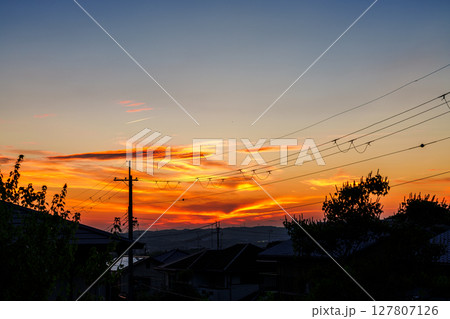 雨上がりの美しい夕焼け 日没後山際にミルフィーユのように重なった黄金雲③ 雨上がりの美しい夕焼け 日没後山際にミルフィーユのように重なった黄金雲③ 127807126