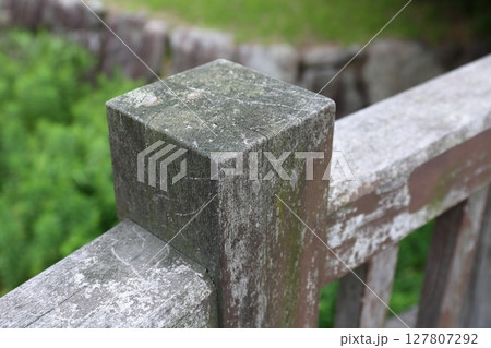塗装がはげてしまった古い欄干 127807292
