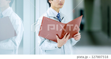 オフィスの若いエンジニア 127807318