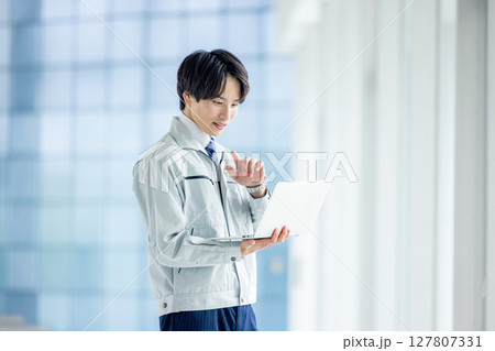 近代的オフィスで働くエンジニア 127807331
