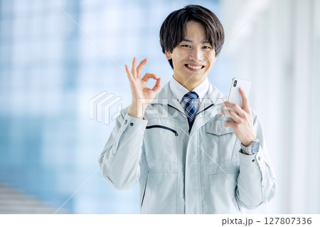 作業着の若い男性 127807336