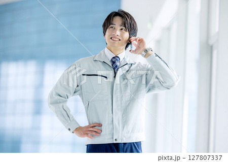 作業着の若い男性 127807337