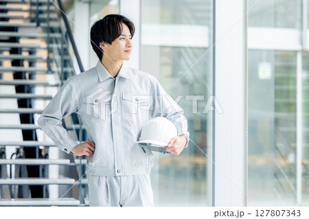 作業服を着た若い男性 127807343