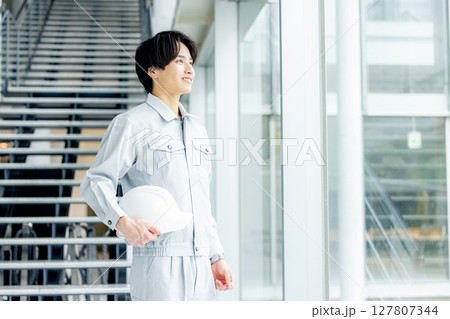 作業服を着た若い男性 127807344