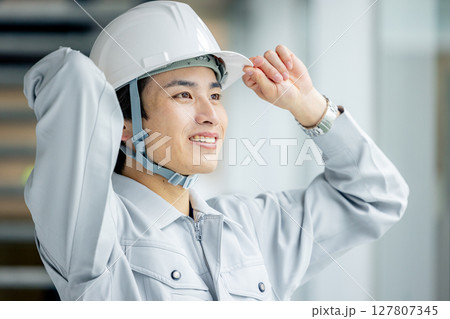 作業服を着た若い男性 127807345