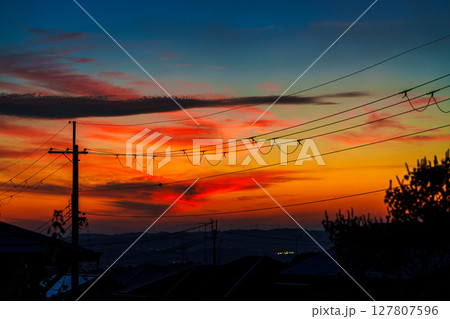 雨上がりの美しい夕焼け空 山際に残った夕焼けとひと際赤く染まった茜雲③ 雨上がりの美しい夕焼け空 山際に残った夕焼けとひと際赤く染まった茜雲③ 127807596