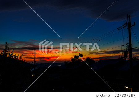 雨上がりの美しい夕焼け空 山際に残った夕焼けとひと際赤く染まった茜雲➃ 雨上がりの美しい夕焼け空 山際に残った夕焼けとひと際赤く染まった茜雲➃ 127807597