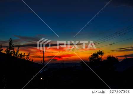 雨上がりの美しい夕焼け空 山際に残った夕焼けとひと際赤く染まった茜雲⑤ 雨上がりの美しい夕焼け空 山際に残った夕焼けとひと際赤く染まった茜雲⑤ 127807598