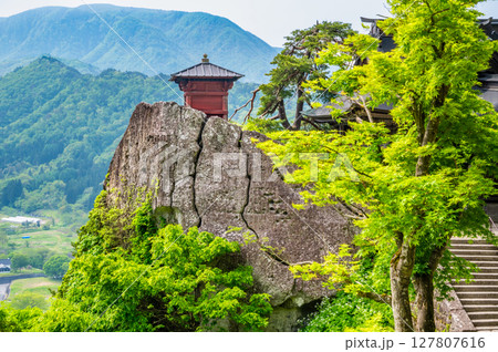 山形 立石寺　百丈岩に建つ納経堂　 127807616
