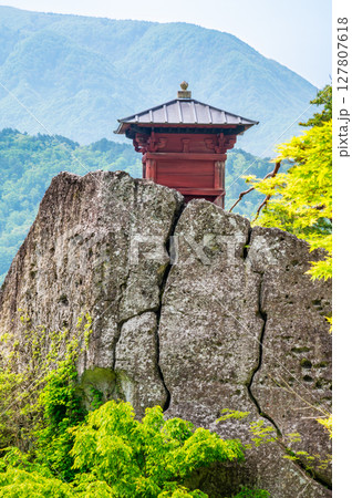 山形 立石寺 百丈岩に建つ納経堂 山形 立石寺 百丈岩に建つ納経堂 127807618