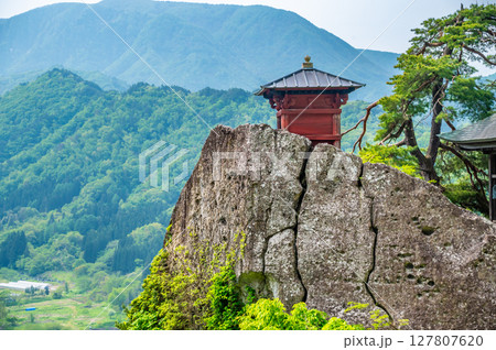 山形 立石寺　百丈岩に建つ納経堂　 127807620