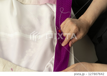 着物の襟に伊達襟を縫い付ける 127807642