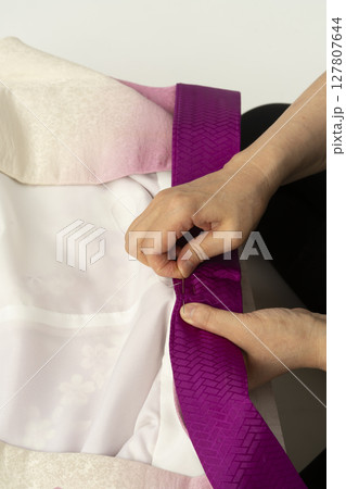 着物の襟に伊達襟を縫い付ける 127807644