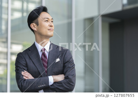 腕組みをした40代のビジネスマン　横顔 127807655