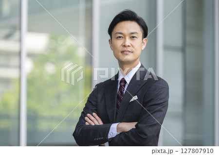 腕組みをしたカメラ目線の40代のビジネスマン 腕組みをしたカメラ目線の40代のビジネスマン 127807910