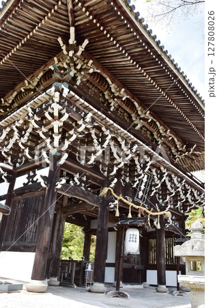 京都市 善峯寺の山門(楼門)と新緑 京都市 善峯寺の山門(楼門)と新緑 127808026